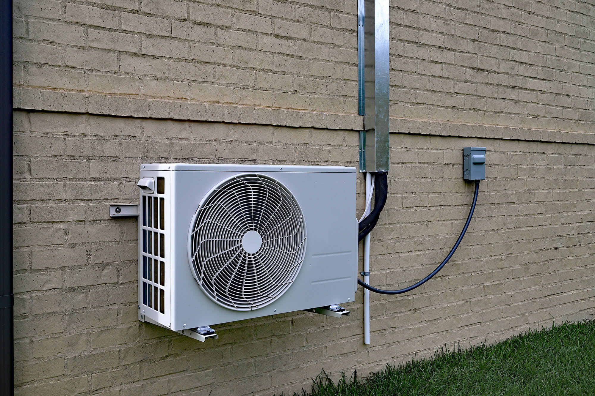 Pose d'une pompe à chaleur air-eau moderne et performante